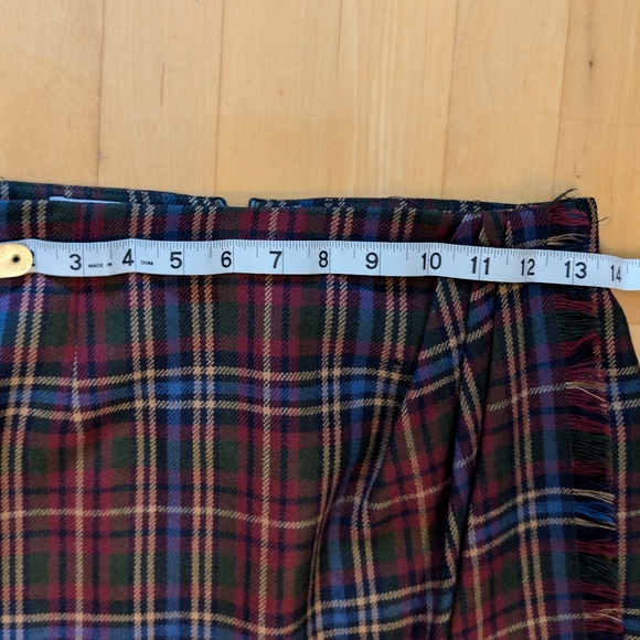 Who doesn't love plaid? Vintage Liz Claiborne 8P 100% wool plaid skirt. - Picture 3 of 7